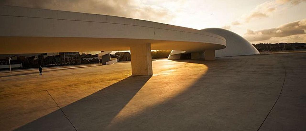 Atardecer en el Centro Niemeyer. | Miki López