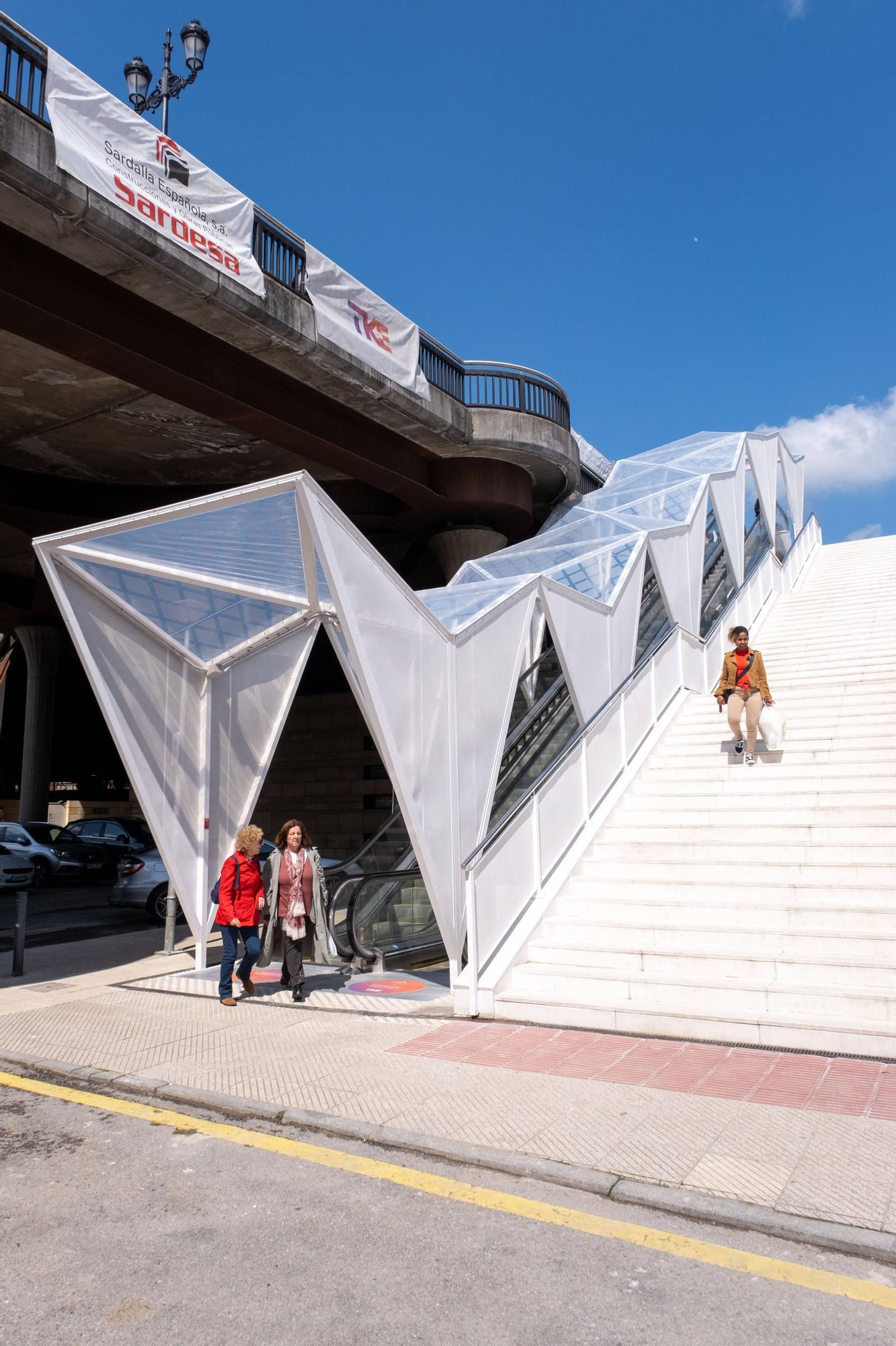 Las nuevas escaleras mecánicas que conectan Uría con la Losa de Oviedo empiezan a funcionar