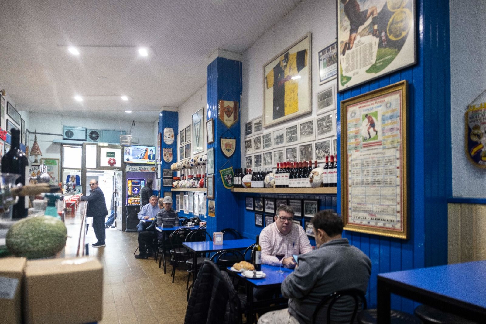 En imágenes | Bar La Romareda: un museo del Real Zaragoza, el vermú casero y la tapa de toda la vida