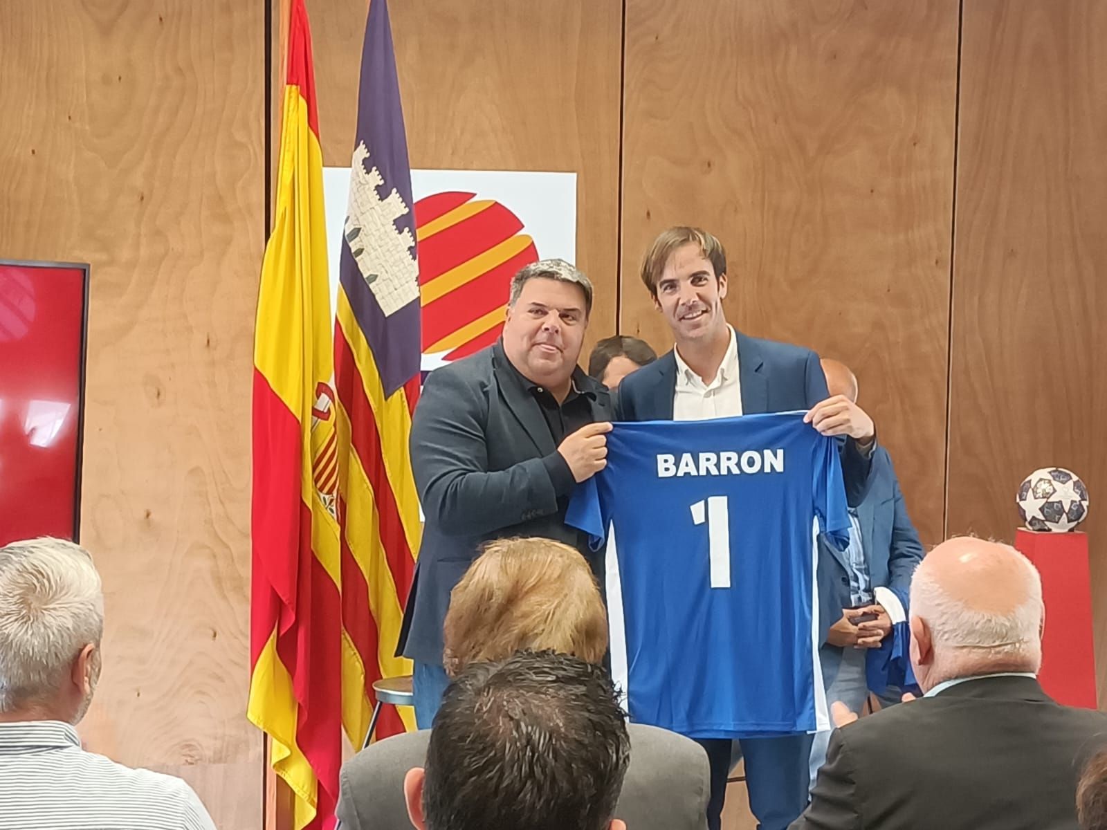 La balear de Fútbol homenajea al Mallorca Palma Futsal por el título de la Copa de Europa