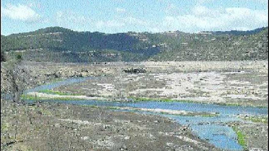 Aspecto del río Segre en la parte norte del pantano de Rialb (Lérida), que refleja la sequía sufrida en Cataluña.