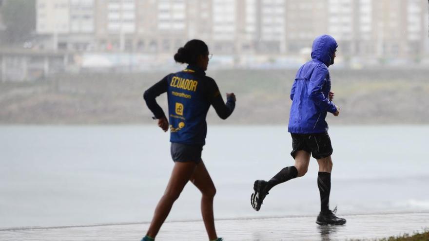 Deportistas en A Coruña un día de lluvia.