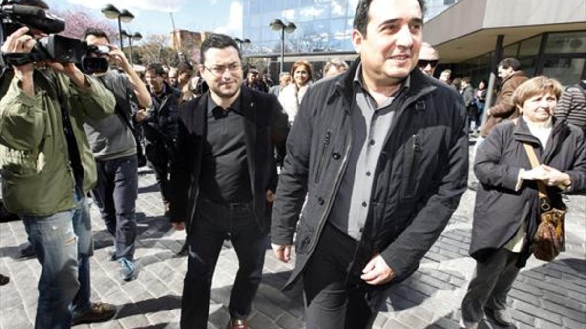 El exalcalde Manuel Bustos (derecha) sale de los juzgados, el 2013.