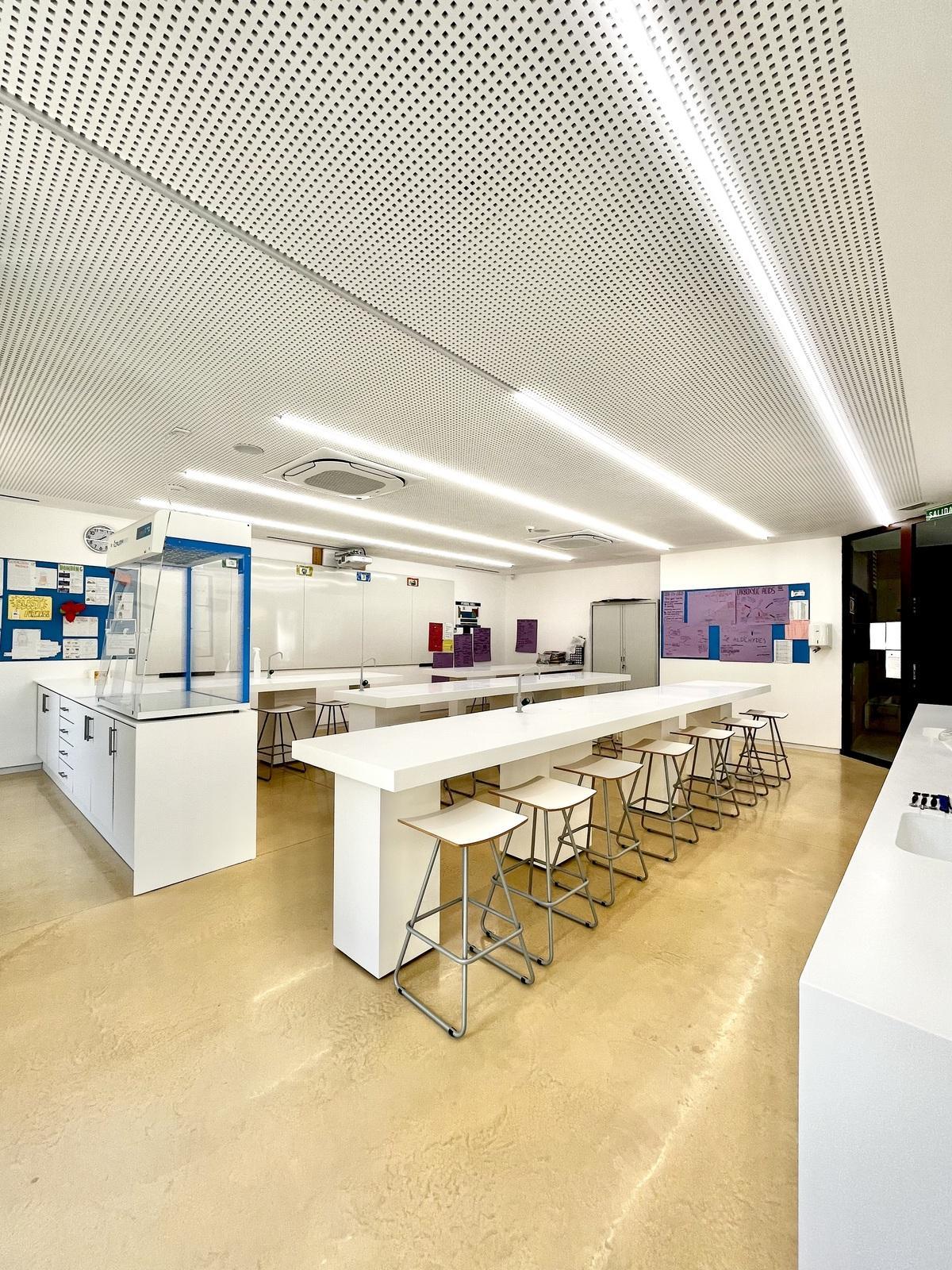 El colegio cuenta con cinco laboratorios de ciencias.