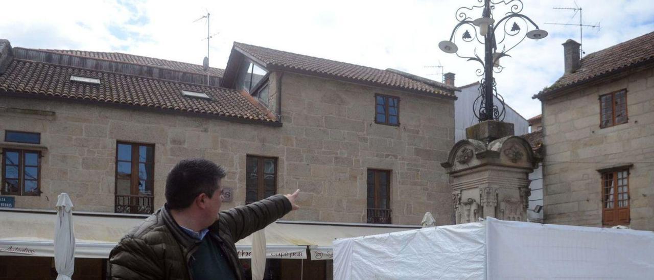 Charlín muestra la lámpara ornamental de la plaza diseñada por Narciso Pérez. |   // NOÉ PARGA