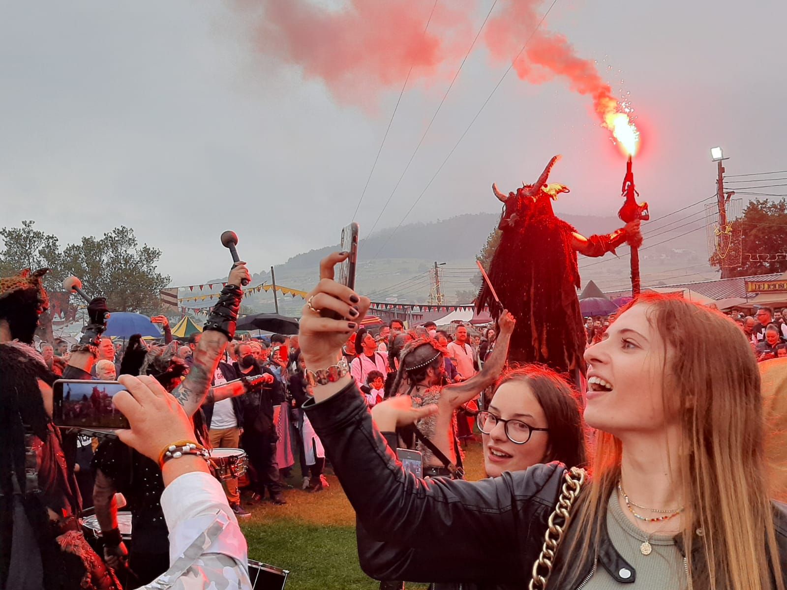 Lleno por Exconxuraos en Llanera: grandes y pequeños disfrutan de la gran fiesta del verano en el concejo