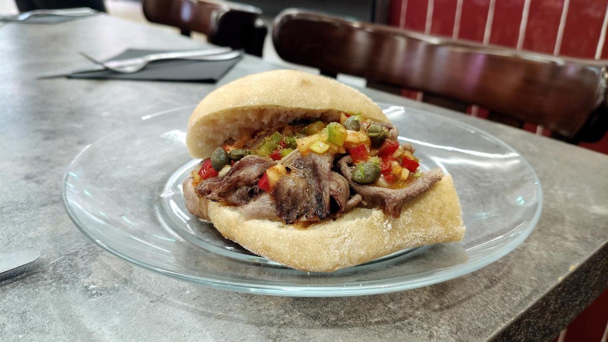El bocadillo de lengua con vinagreta de verduras del Tonet del Mercat.