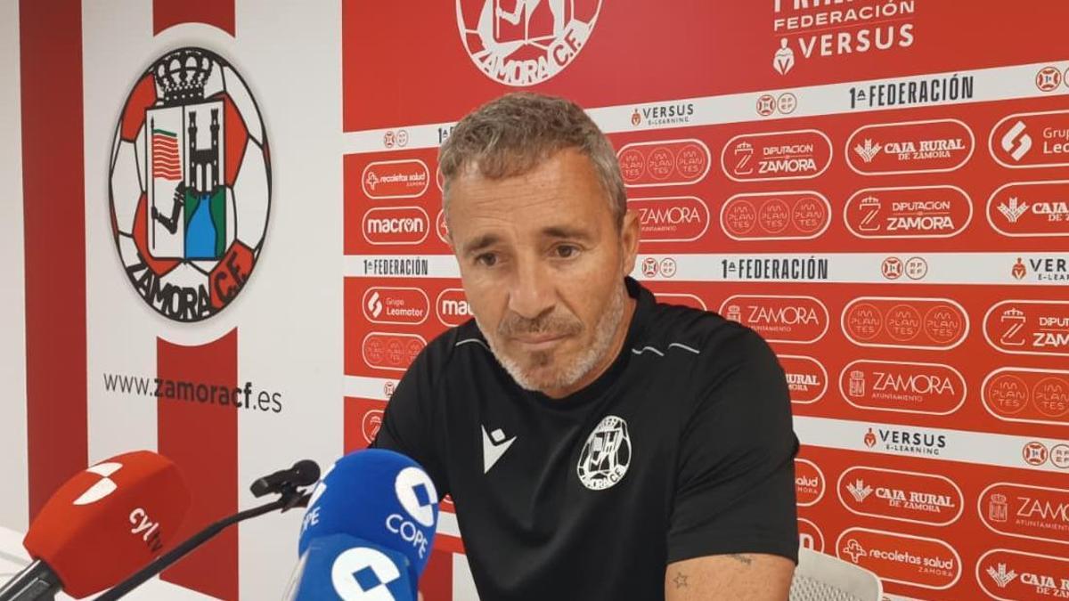 Óscar Cano, entrenador del Zamora CF, en la rueda de prensa previa al encuentro en casa ante el Sabadell.