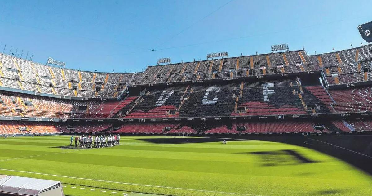 El estadio de Mestalla, con el equipo entrenándose en una sesión a puerta abierta