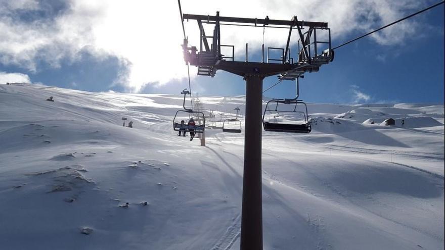 Sierra Nevada celebra el Día Mundial de la Nieve con más de 100 kilómetros esquiables