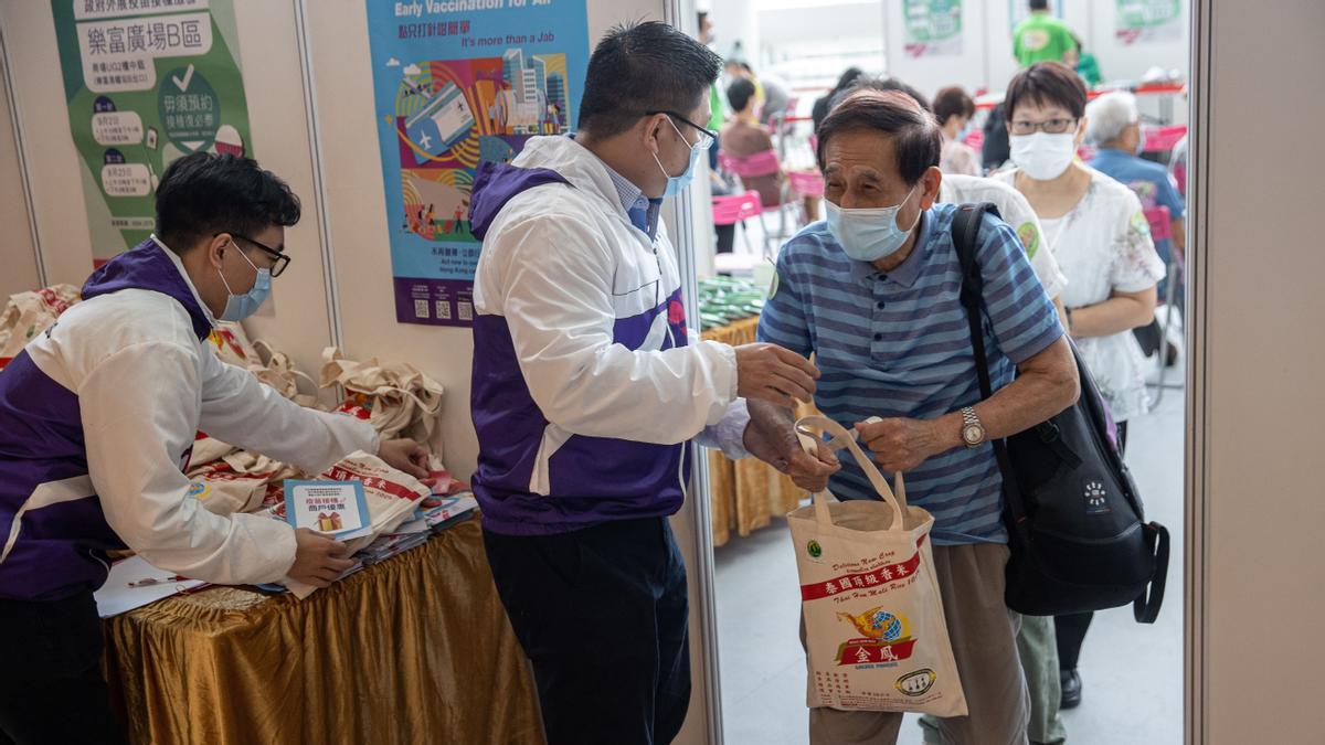 Hong Kong reparte bolsas de arroz a quienes se vacunen