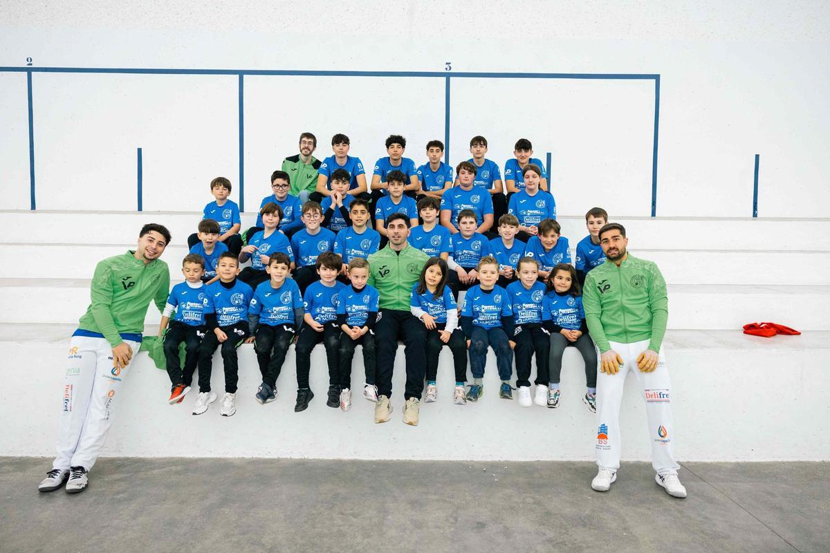 L'alumnat de l'escola del CPV Petrer, amb els jugadors professionals Peye i Francés..jpg