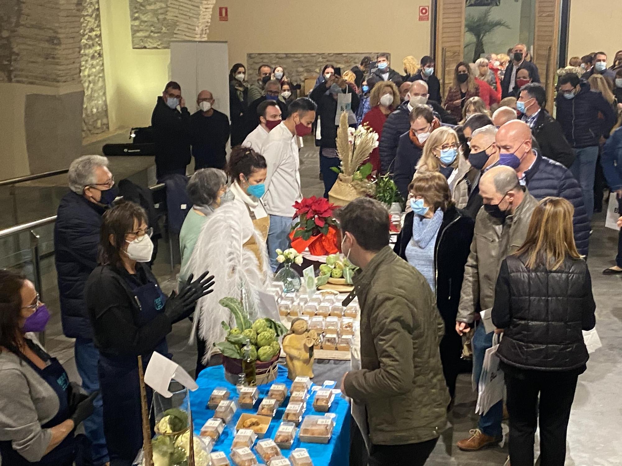 Decenas de personas no quisieron perderse la presentación de los pinchos en el Magatzem de la Mar.