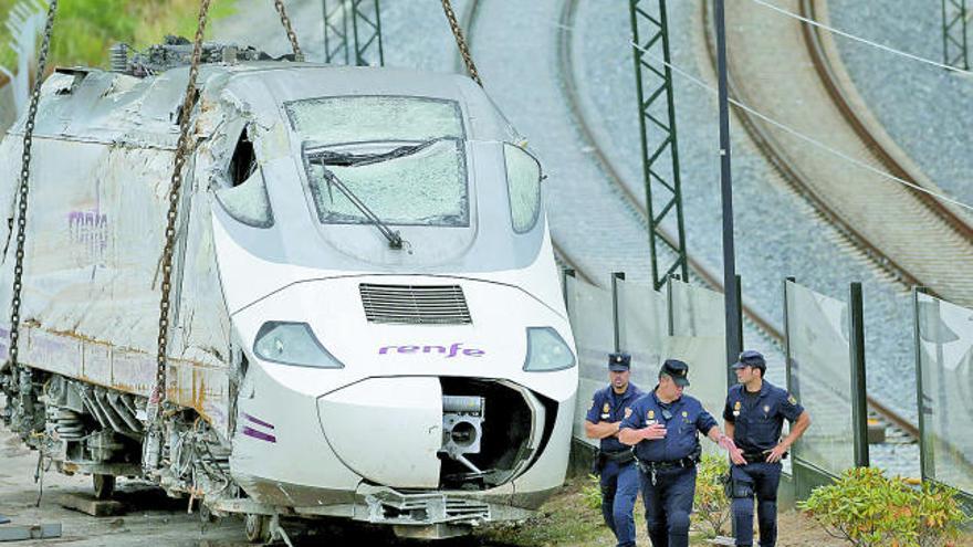 La policía custodia la cabeza tractora del Alvia descarrilado, antes de trasladarla a Padrón.