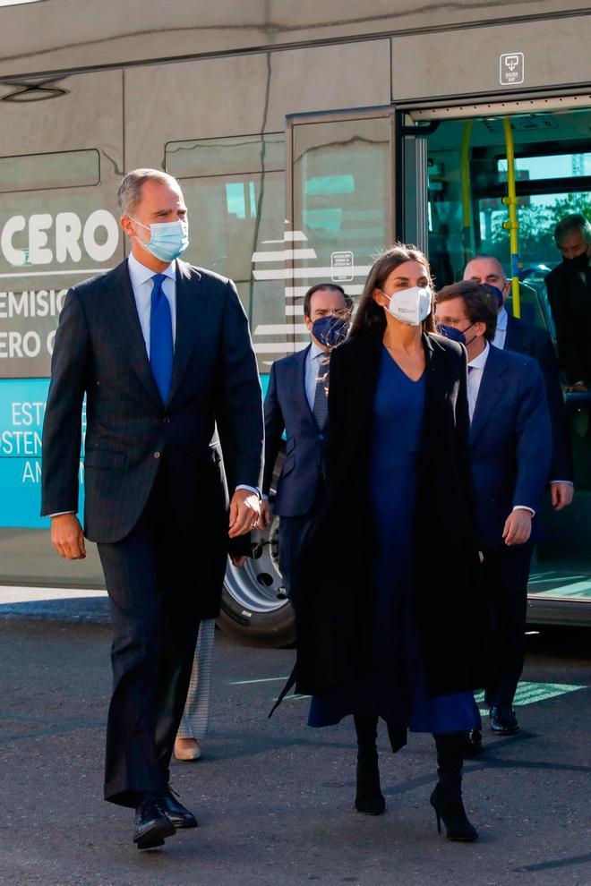 El rey Felipe VI y la reina Letizia, con vestido de Massimo Dutti, en el acto de conmemoración del 75º aniversario de la EMT