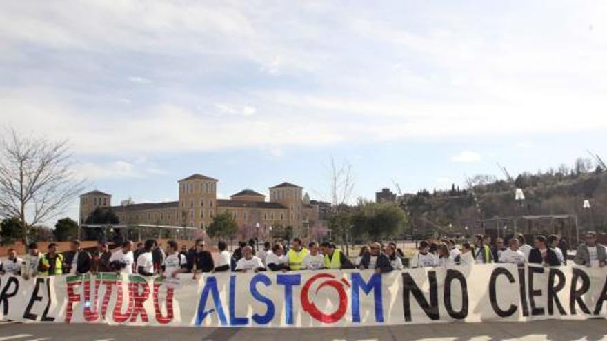 Trabajadores de la empresa Alstom Wind, de Coreses, durante su manifestación ante las Cortes regionales.