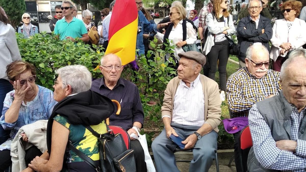 Ximo Sala, en el centro, y, a su izquierda, Fernando Oltra, su inseparable compañero en la lucha por la memoria