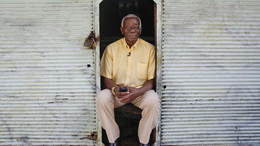 Raúl Postillo, delante de su bodega en La Habana, esperando la llegada de la mercancía. // Efe