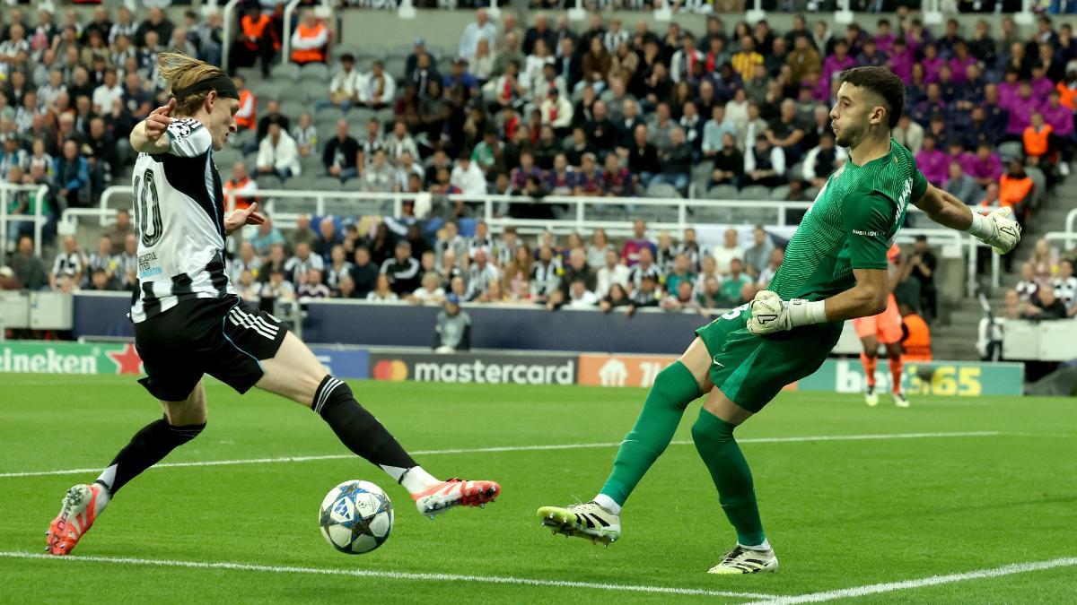 Anthony Gordon en acción contra el portero del Barcelona Joan García durante el partido de la fase de liga de la UEFA Champions League entre el Newcastle United y el Barcelona