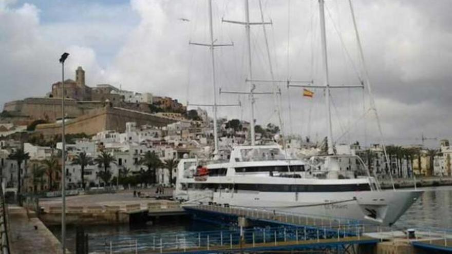 El buque de crucero &#039;Le Ponant&#039;, ayer, atracado en el puerto de Ibiza.