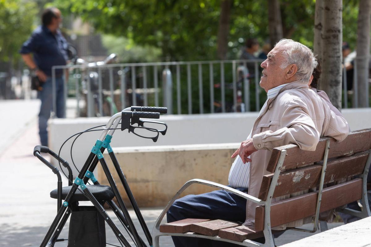 Valencia. VLC. Un anciano en un banco junto a un andador, pensionistas, tercera edad