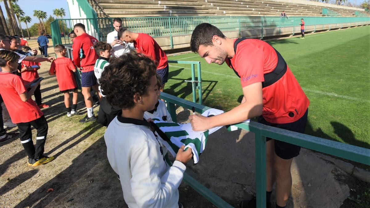José Cruz firma una camiseta a un joven aficionado tras el entrenamiento del Córdoba CF.