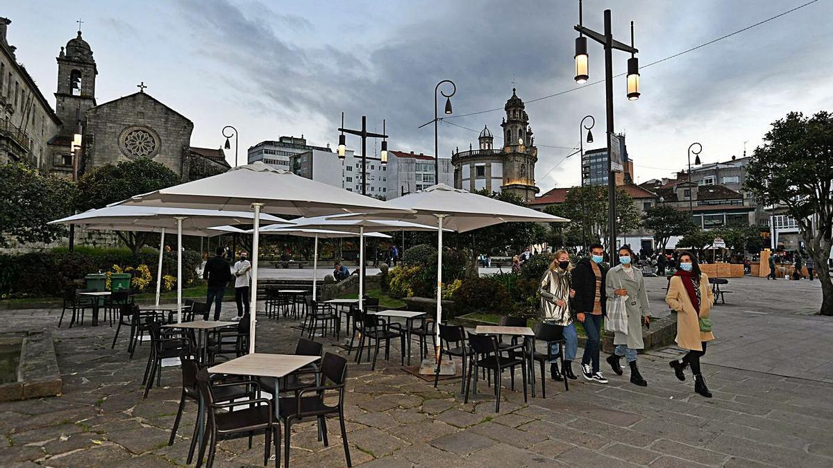 Veladores de hostelería cerrados durante la crisis sanitaria. |   // GUSTAVO SANTOS