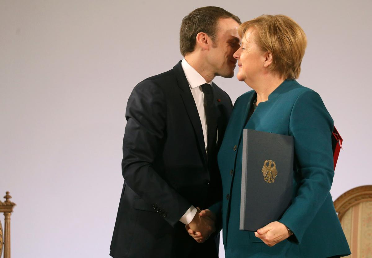 El presidente francés, Emmanuel Macron, y la cancillera alemana, Angela Merkel, se saludan tras la firma de un tratado amistoso entre ambos países, en enero del 2019.