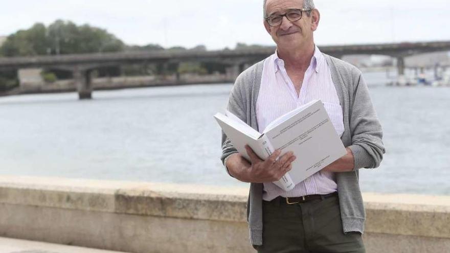 El arquitecto vigués Antonio Alonso, con su trabajo, en el paseo de Bouzas. // Adrián Irago