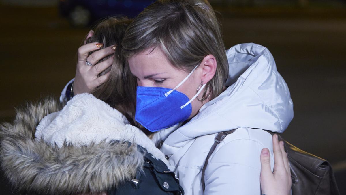 Una mujer abraza a su hija a su llegada a España tras huir de Ucrania.