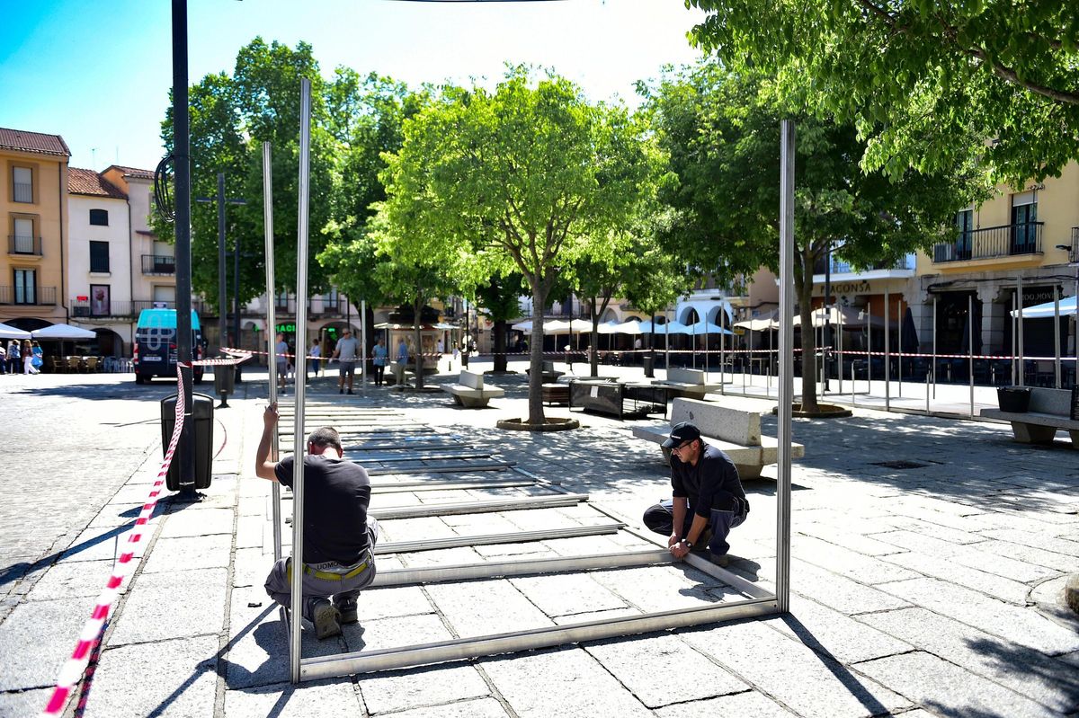 Montaje de las casetas de la feria del libro de Plasencia.