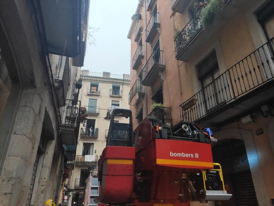 S'esfondra un balcó al Barri Vell i deixa una bomba de butà a punt de precipitar-se