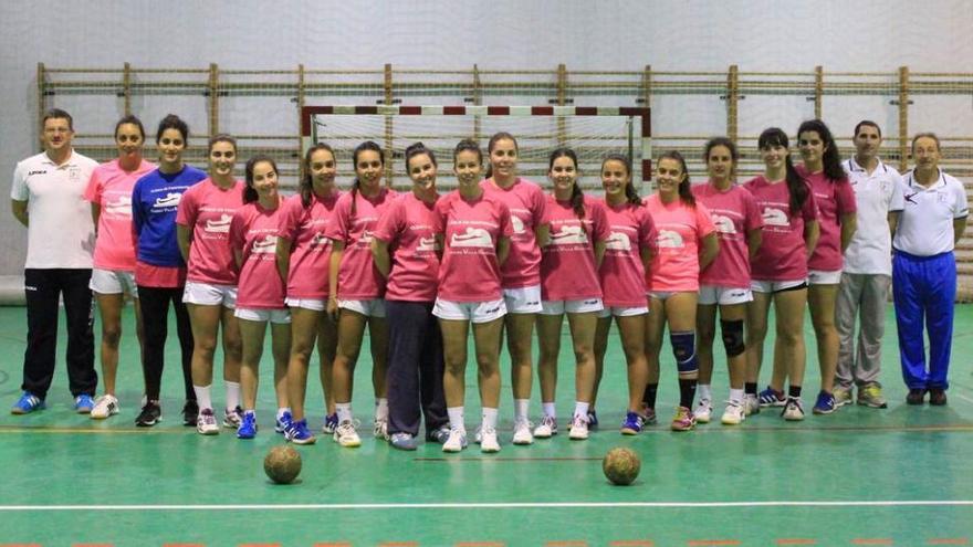 La plantilla y el cuerpo técnico del Siero Deportivo, en el polideportivo del IES Juan de Villanueva.