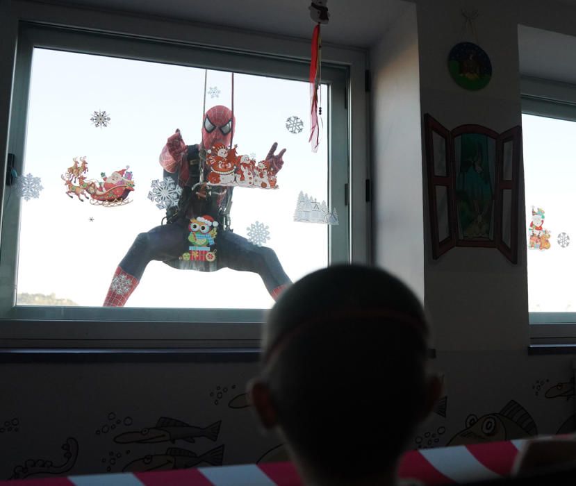 El Materno Infantil recibe la visita sorpresa de Spiderman