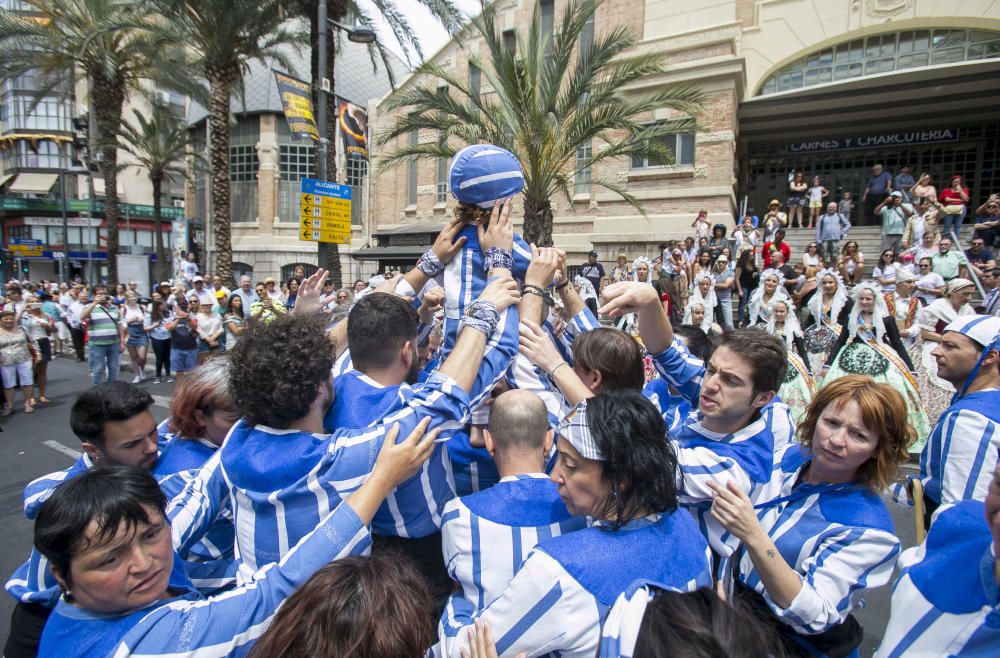 Hogueras 2019: El desfile de bandas reúne en el centro de la ciudad a millares de ciudadanos y turistas