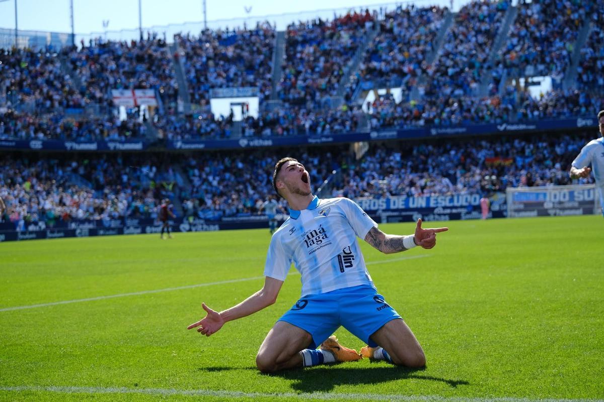 El pontanés Roberto Fernández celebra un gol en La Rosaleda.