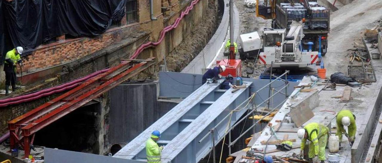 Trabajos para construir la estructura sobre el río Candín.