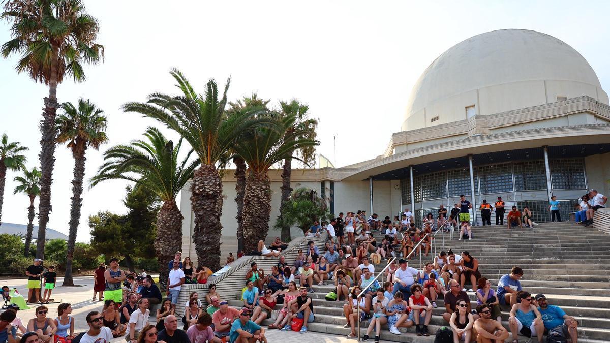 Multitud de gente se ha concentrado este miércoles en el Planetario para disfrutar de las actividades programadas.