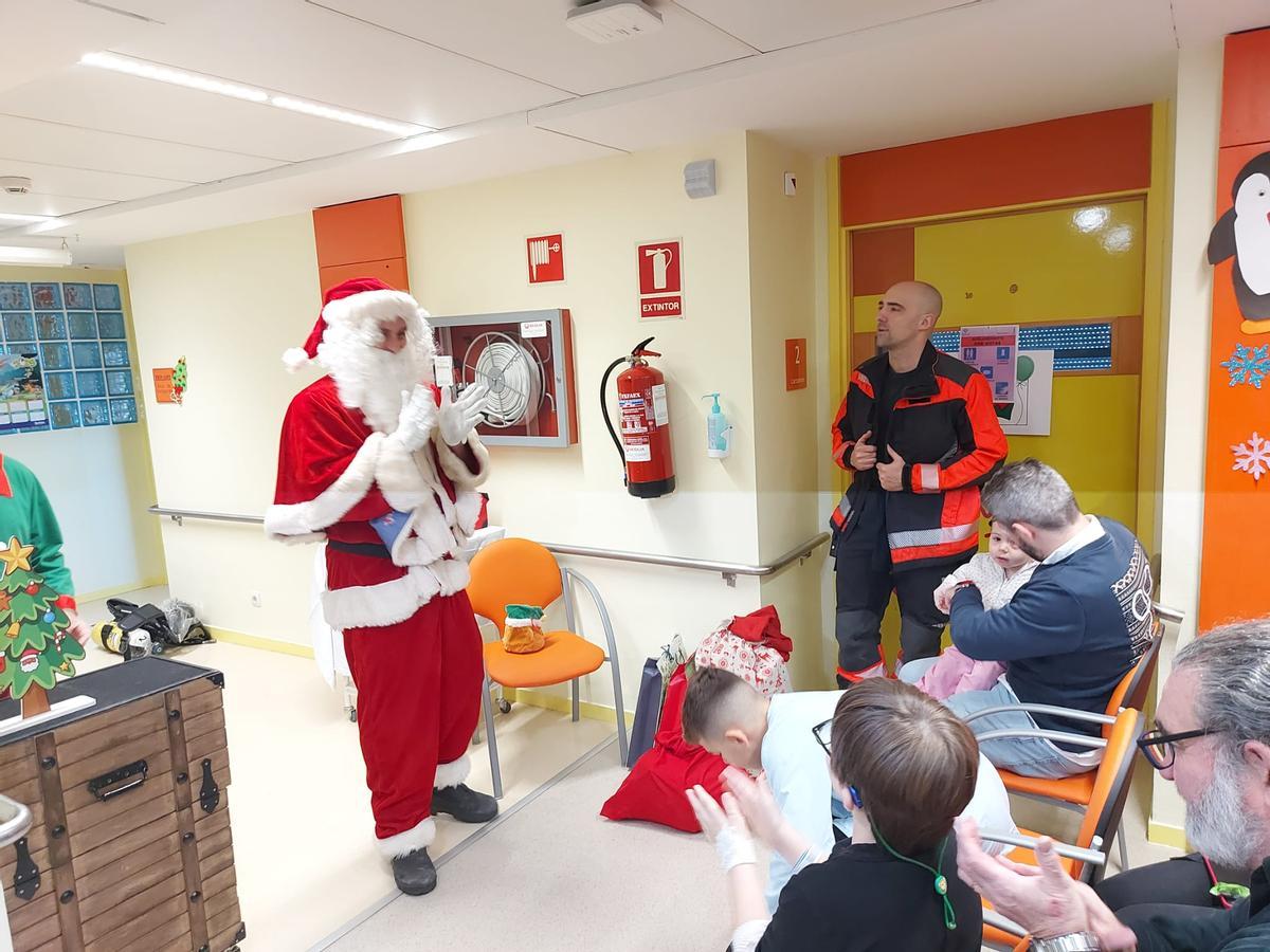 La visita de Papá Noel al Hospital de Cabueñes de Gijón, en imágenes
