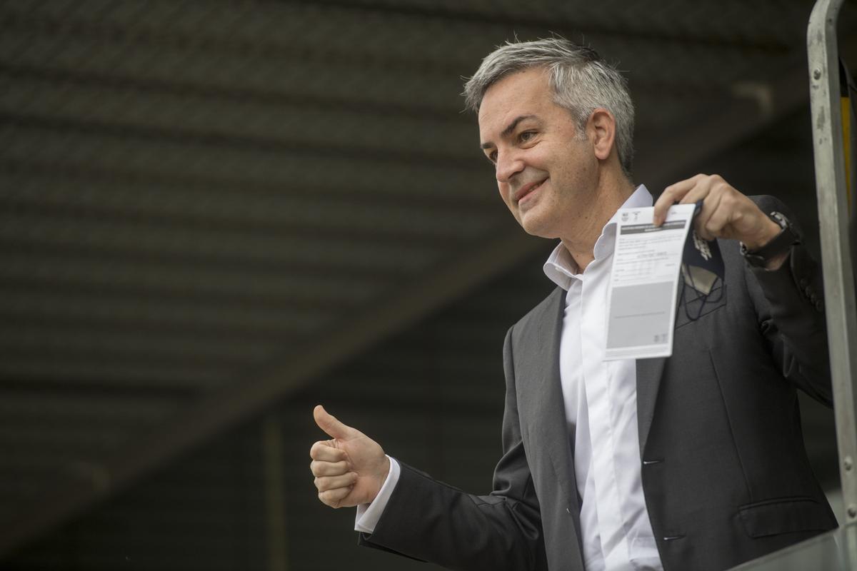 Font, con la papeleta con su firma en el Camp Nou.