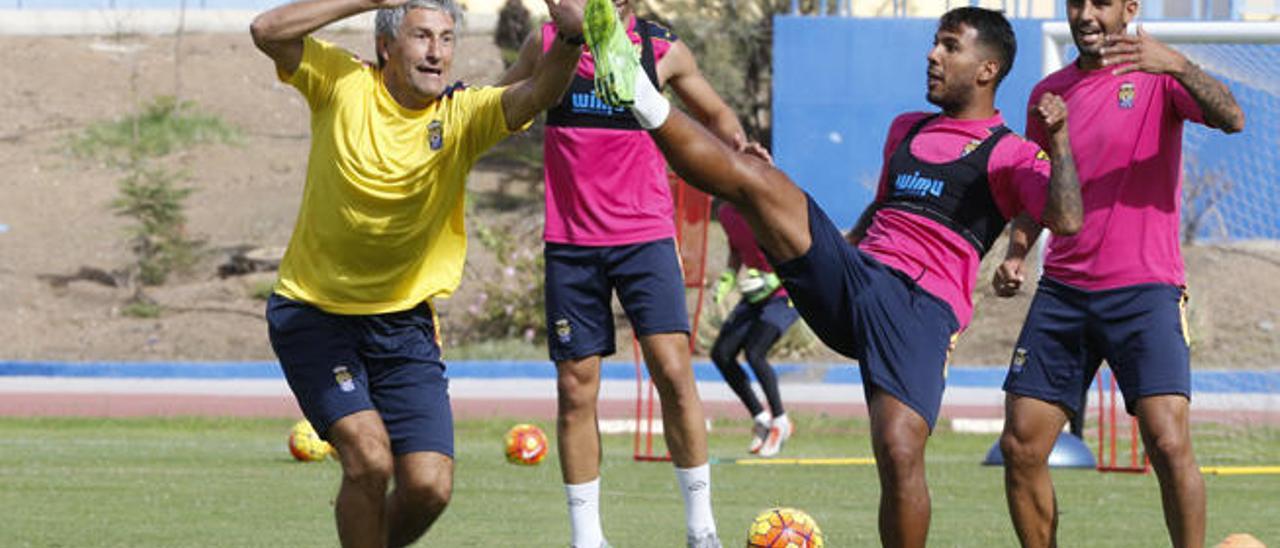 Quique Setién trata de cortar el balón a Viera y en presencia de Nauzet en uno de los rondos de la mañana.