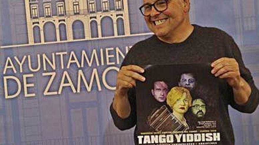 Christoph Strieder, con el cartel del concierto de tango.