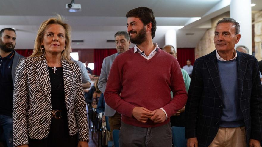 María Luisa Calvo, Juan García-Gallardo y Javier Eguaras, durante el acto celebrado en la Alhóndiga. |