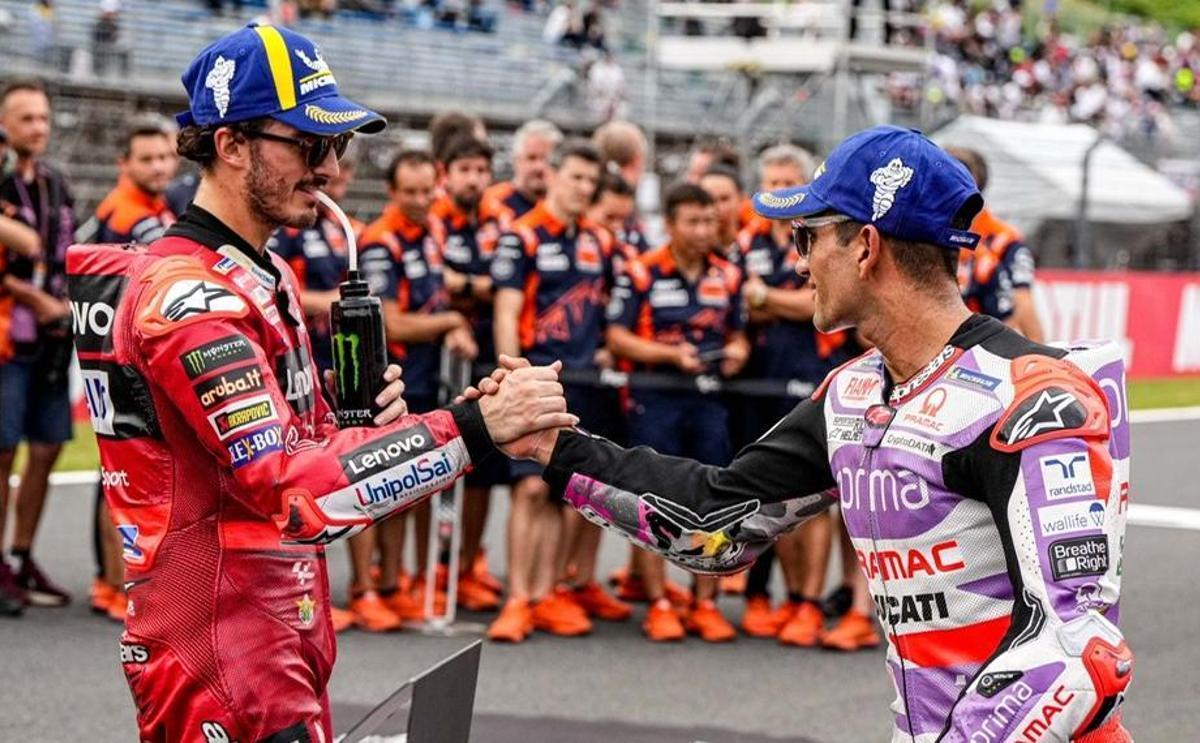 Pecco Bagnaia, a la izquierda, felicita a Jorge Martín por su victoria de ayer en Japón.