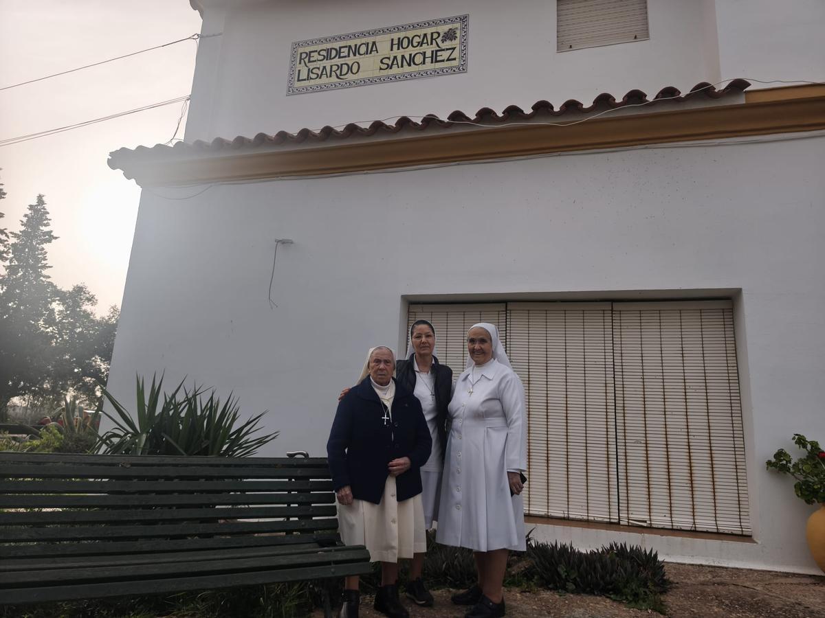 Rocío, en el centro, junto a Emilia (izquierda) y Sonsoles (derecha), las hermanas que gestionan la residencia.