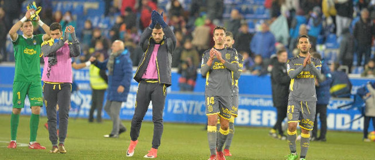 Raúl, Borja Herrera, David García, Hernán Santana, Hernán Toledo y Jonathan Viera -de izquierda a derecha- aplauden a los aficionados desplazados a Vitoria.