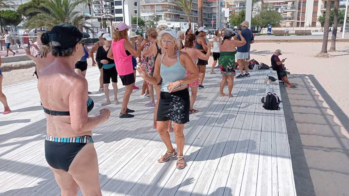 Un grupo de personas participa en la clase de zumba
