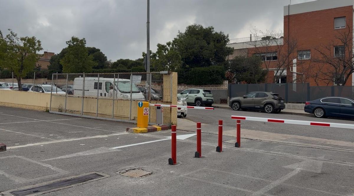 El acceso de entrada y salidad al aparcamiento.