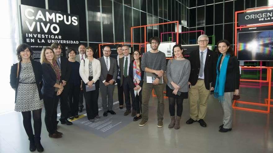 La directora del Muncyt, Marián del Egido, cuarta por la derecha, junto a compañeros en la inauguración.