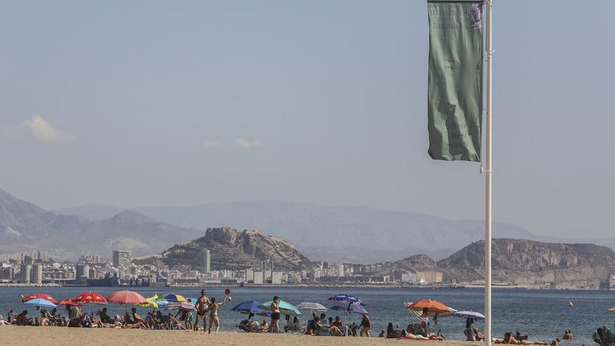 Tubería peligrosa en playa de Urbanova